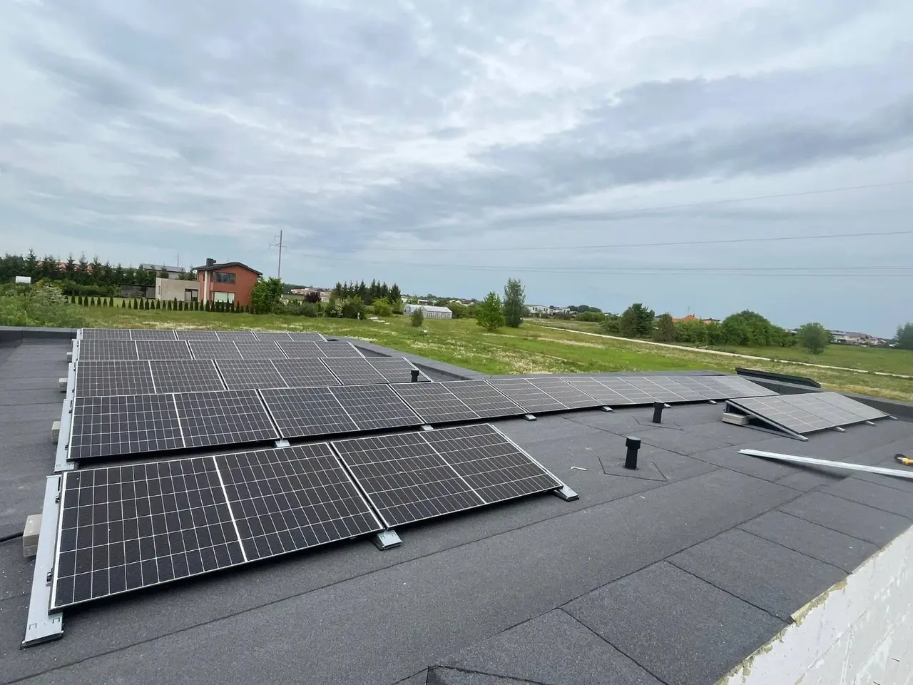 Solexa montuotojai įrengia saulės elektrinę ant namo stogo